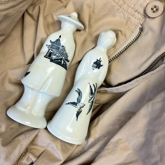 Blue Willow Salt and Pepper Shakers - Picture 5 of 9